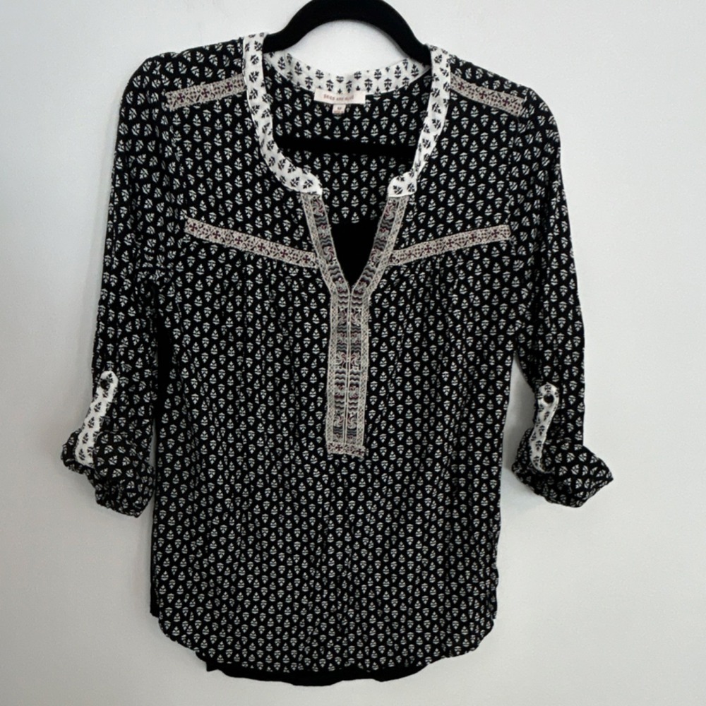Skies‎ Are Blue Embroidered Floral Split Neck Tunic Blouse Black White M